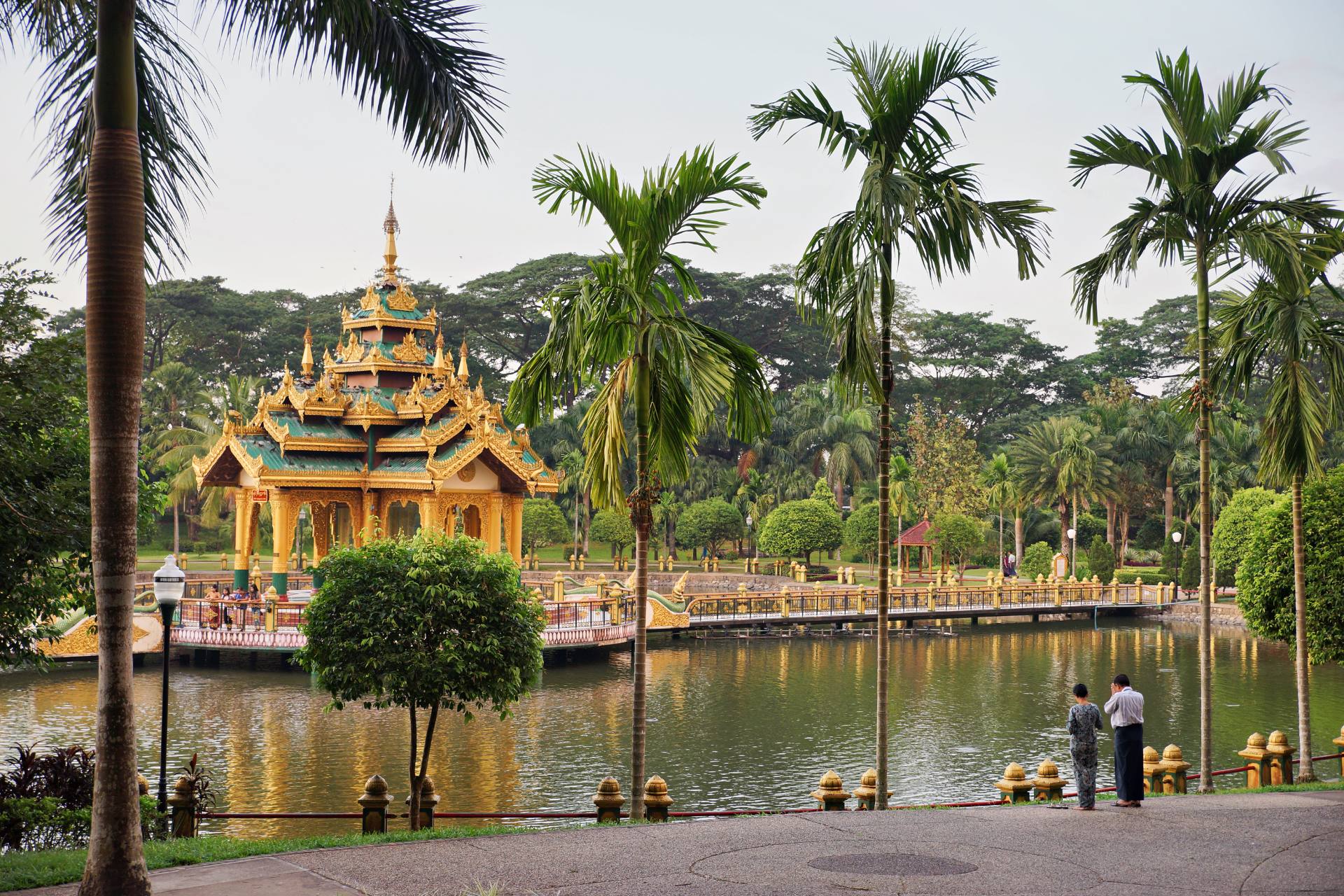 Kandawgyi Nature Park im Osten der Shwedagon Pagode